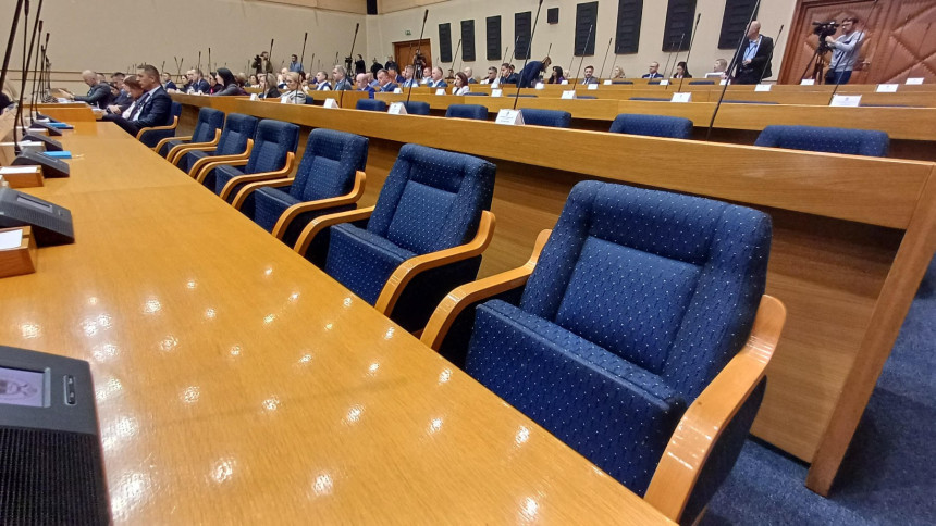 Пала и званично друга влада Саве Минића. Прихваћена оставка, сједници нису присуствовали посланици опозиције