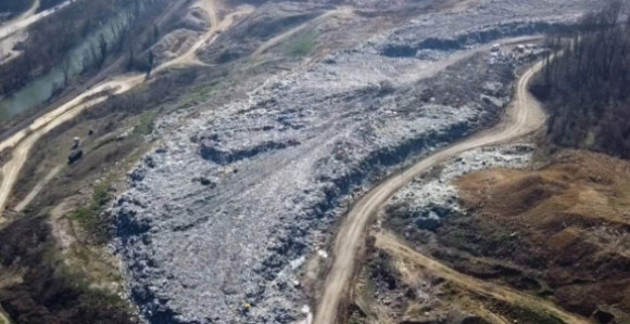 Milioni utrošeni u deponiju, građani se guše u smradu