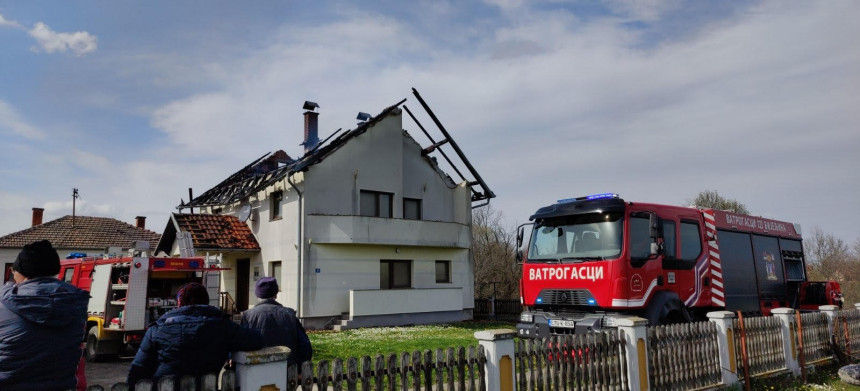 Пожар у двије породичне куће у Бијељини