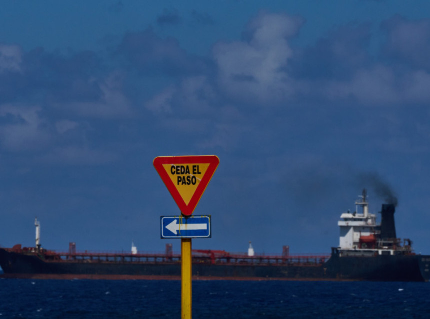 Руски танкер плови ка Куби усред америчке блокаде