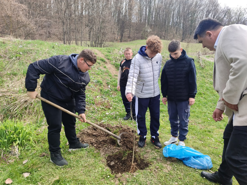 Лопаре: Садња дрвећа код школа и најављено чишћење Јање
