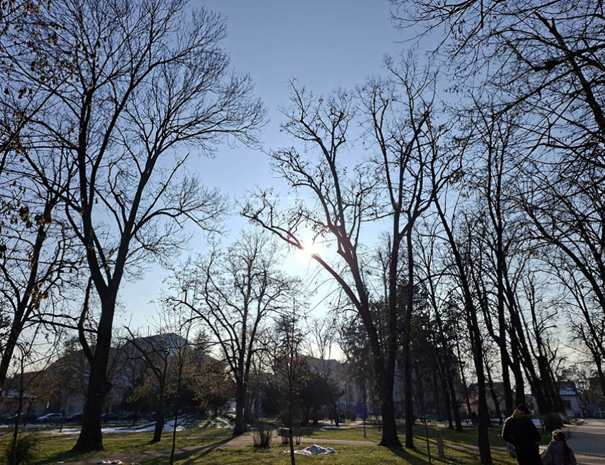 Претежно облачно и свјежије, уз краће сунчане периоде