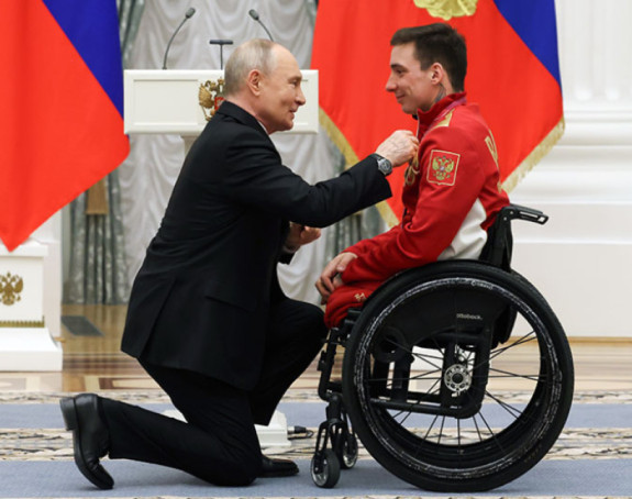 Putin kleknuo usred ceremonije i iznenadio sve