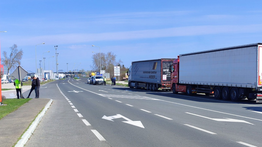 Превозници још пристижу на граничне прелазе: Неки су блокирани, на другима полиција не дозвољава прилаз и блокаду прелаза (ВИДЕО)