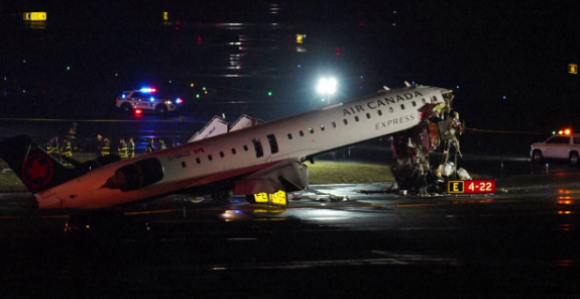 Sudar aviona i vozila hitne pomoći, ima žrtava (VIDEO)