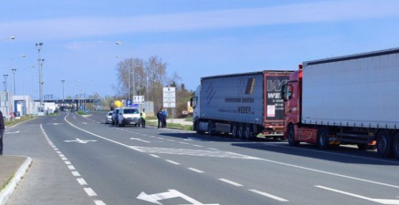 Превозници још пристижу на граничне прелазе: Неки су блокирани, на другима полиција не дозвољава прилаз и блокаду прелаза (ВИДЕО)