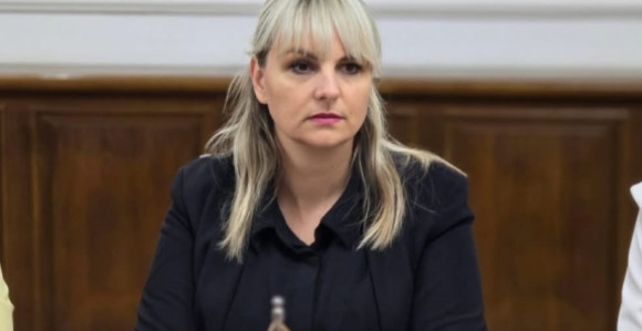 Socijalna karta mrtvo slovo na papiru, porodica i dalje odlaze