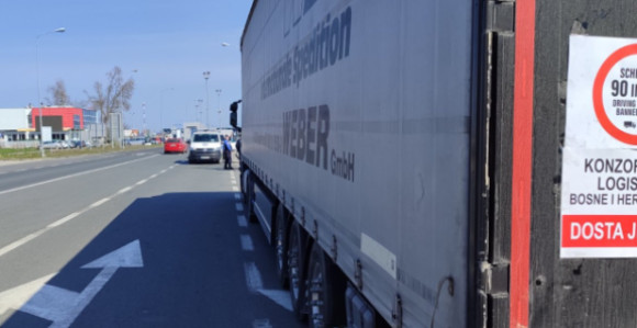 Превозници повучени у базе са граничног прелаза Орашје