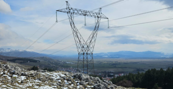 Промјенљиво облачно и мало топлије уз повремену кишу