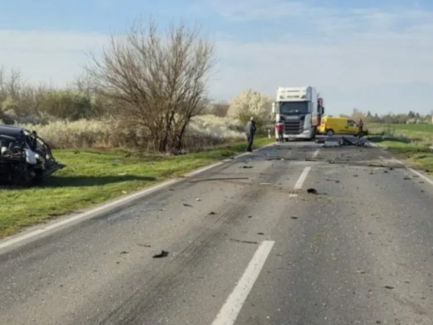 Stravična nesreća: Autom se zakucao u kamion, pa poginuo