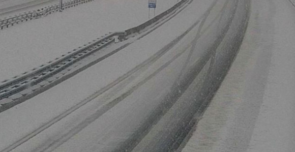 Снијег затрпао ауто-пут у Хрватској, грађани упозорени