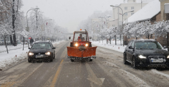 Otežan saobraćaj, snijeg pada u Banjaluci, Prijedoru...