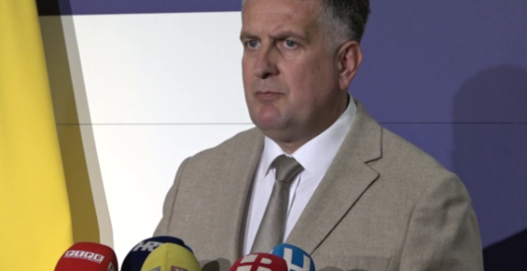 Na benzinske pumpe staviti fotografije Špirića i Dodika