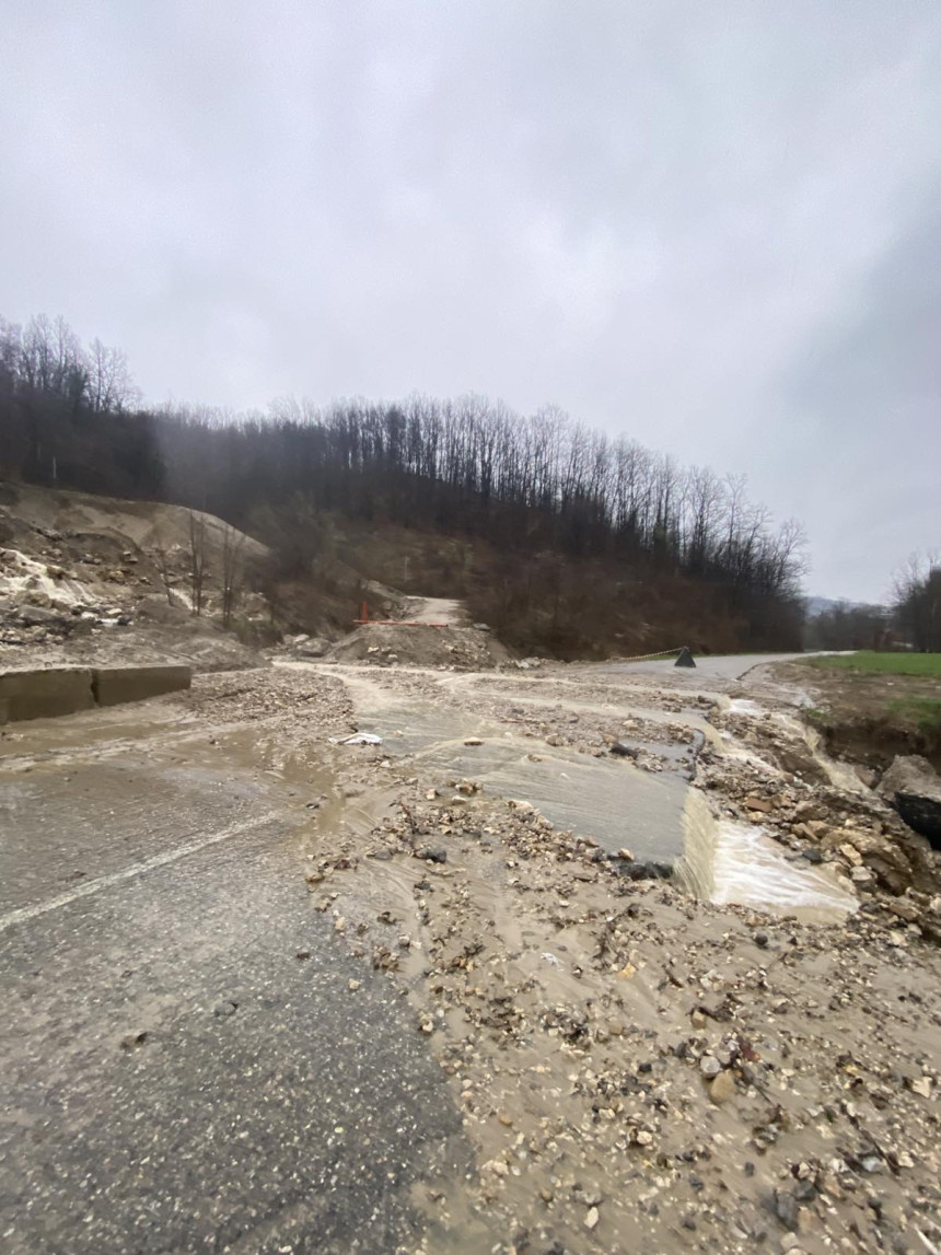 Lopare: Neprohodan put kroz Tobut, izlilo se blato i kamenje