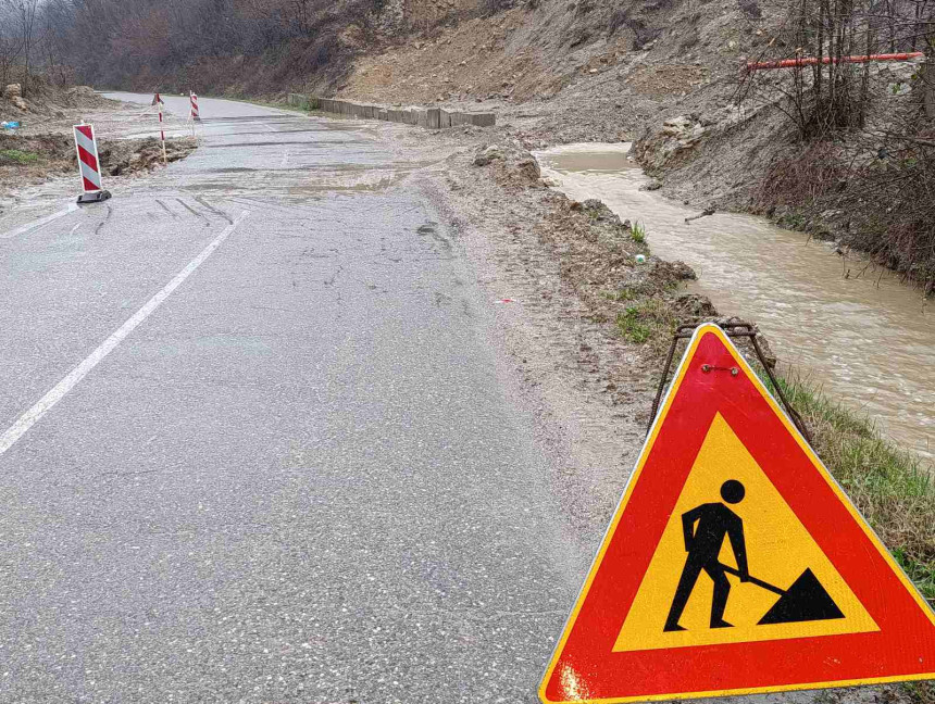 Лопаре: Уклоњен одрон у Тобуту, саобраћај се одвија уз опрез