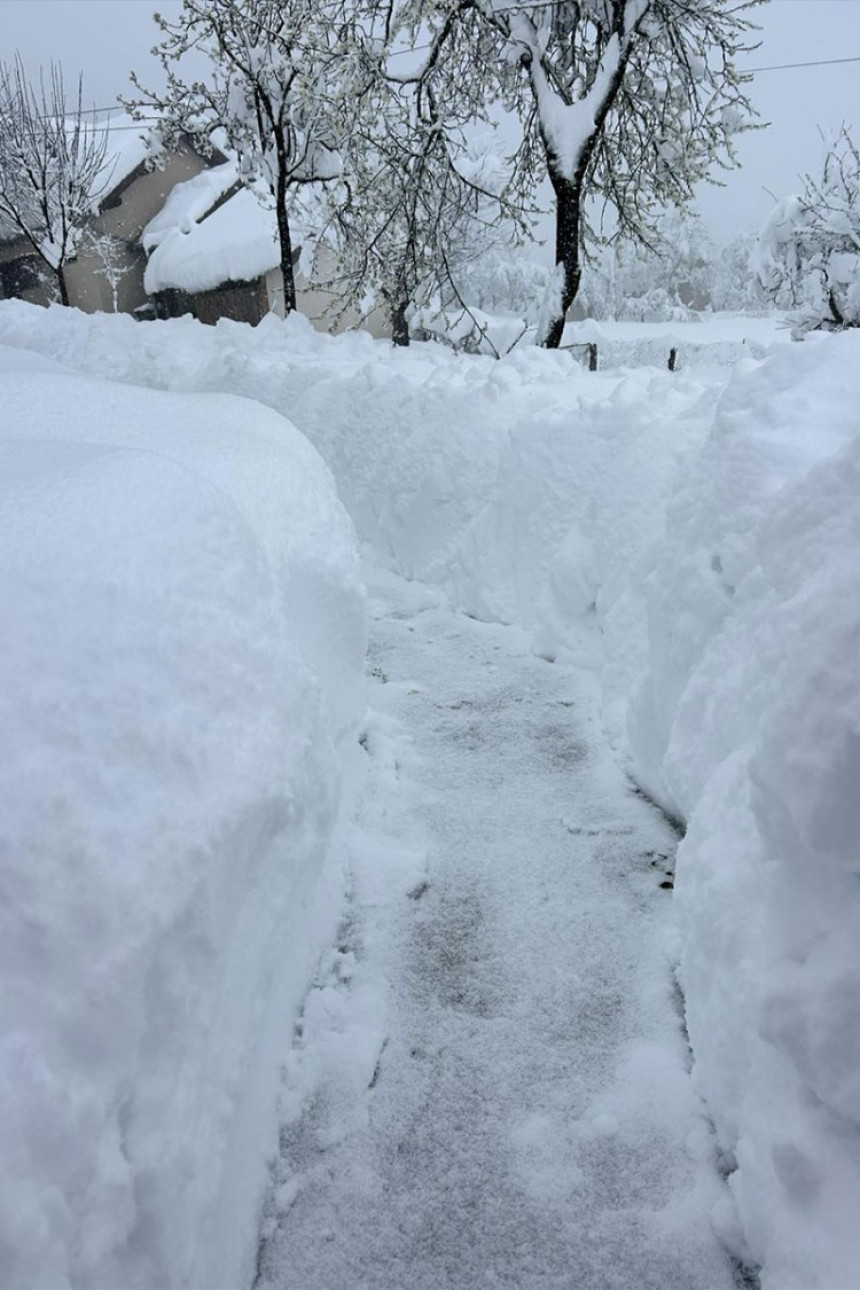 Snijeg ne prestaje u Kotor Varošu, sela zametena