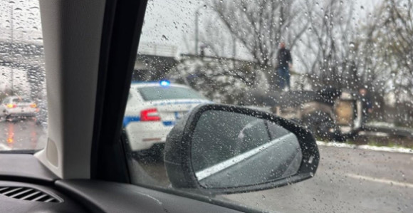 Prevrnuto auto: Udes i zastoj na brzoj cesti kod Banjaluke