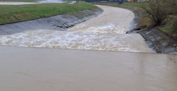 Угљевик: Непроходан локални пут, излива се вода