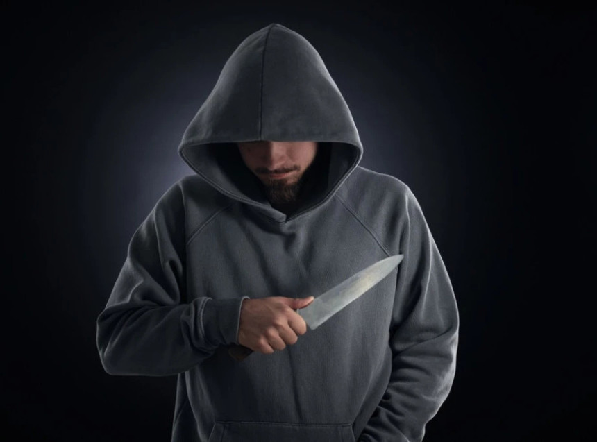 Profesorka izbodena u školi, drugi učenik joj spasio život