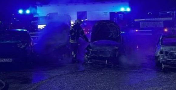 Mostar: Više vozila gorjelo u dvorištu srednje škole
