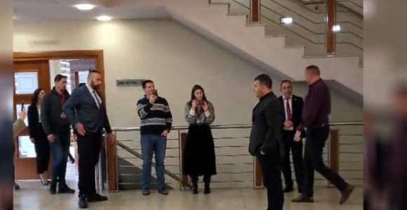 Vukanović ponovo istjeran iz skupštinske sale (VIDEO)