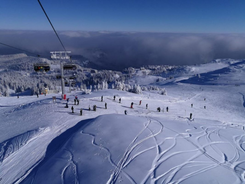 Oblačno vrijeme sa kišom i snijegom na planinama