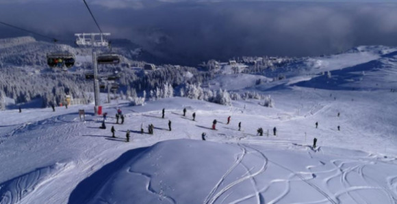 Облачно вријеме са кишом и снијегом на планинама