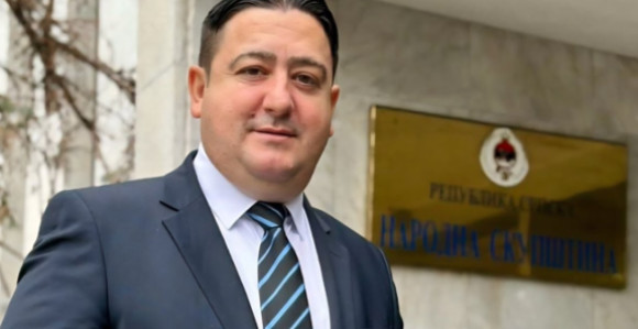 Sramna logika SNSD-a: Ko nas hljebom, mi njega kamenom!