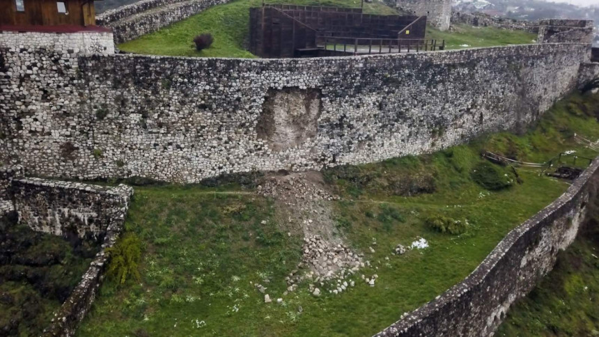 Добој: Критично стање тврђаве, бедеми попуштају (ФОТО)