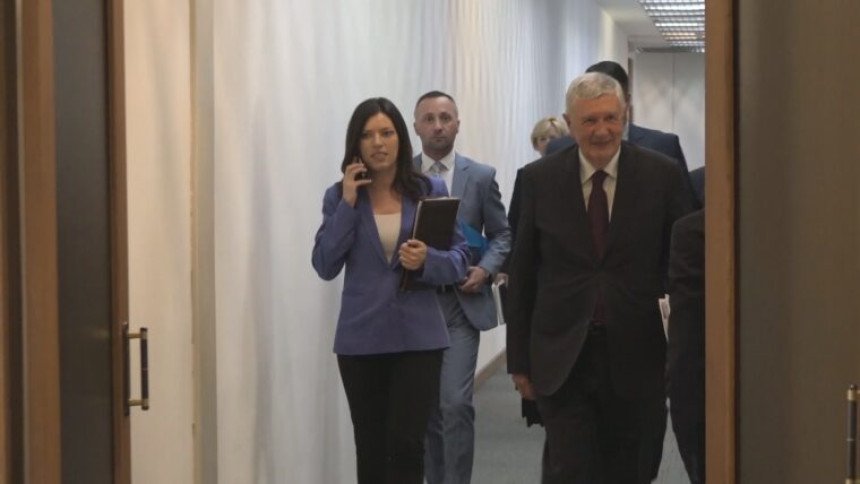 SNSD-ovci po tri godine ne plaćaju račune u restoranu: Prijete im tužbe!