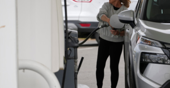 Стотине пумпи остало без горива због навале возача