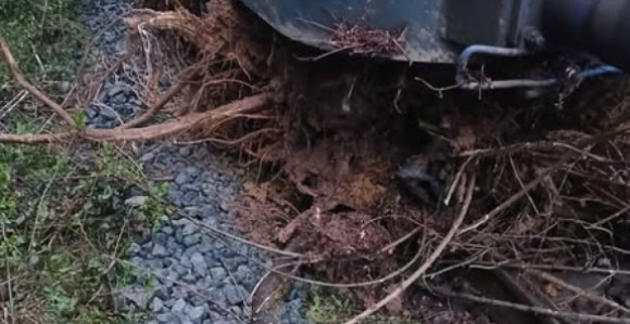 Putnički voz naletio na odron, nema povrijeđenih