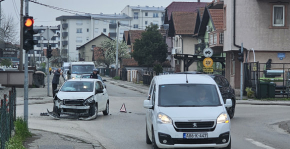 Бијељина: Удес у Београдској улици, једно лице повријеђено