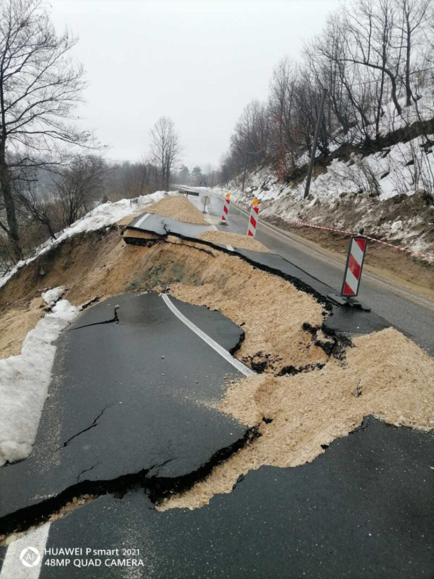 Одрон обуставио саобраћај на путу Бијељина - Тузла