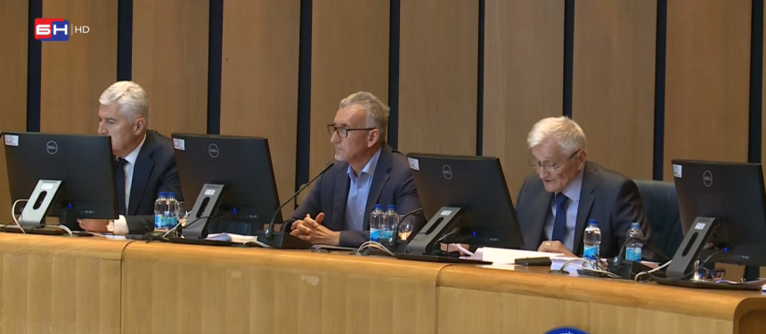 Delegati uživaju u privilegijama, a građani plaćaju cijenu blokada SNSD - HDZ