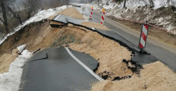 Одрон обуставио саобраћај на путу Бијељина - Тузла