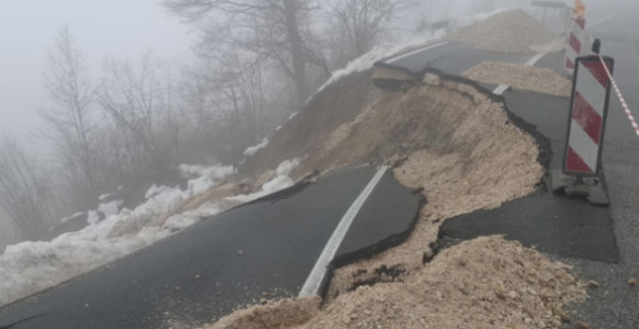 Одрон обуставио саобраћај на путу Бијељина - Тузла