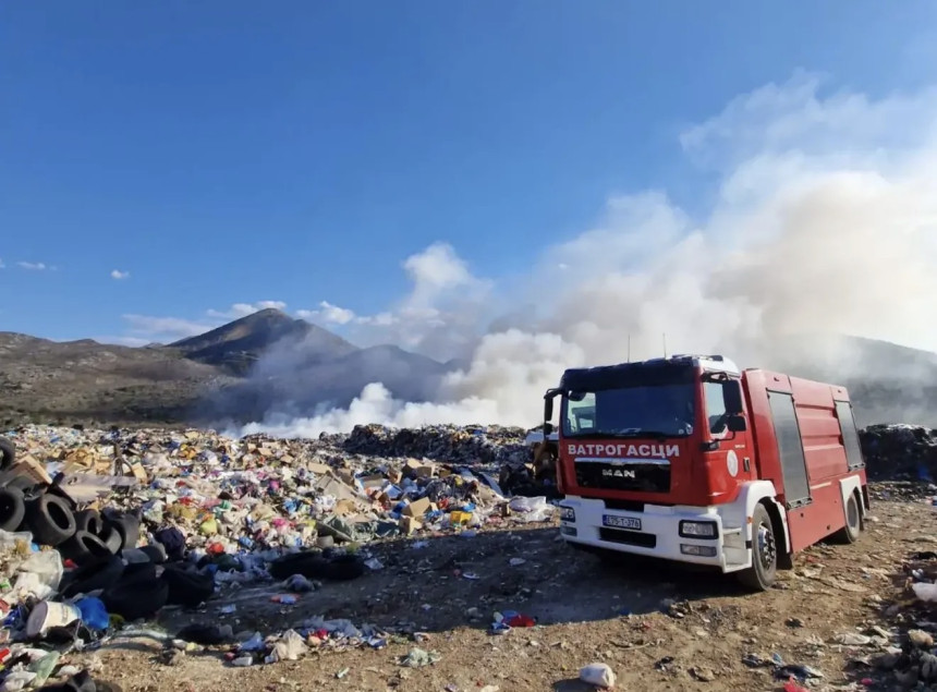 Požar na deponiji uz magistralni put Trebinje-Herceg Novi
