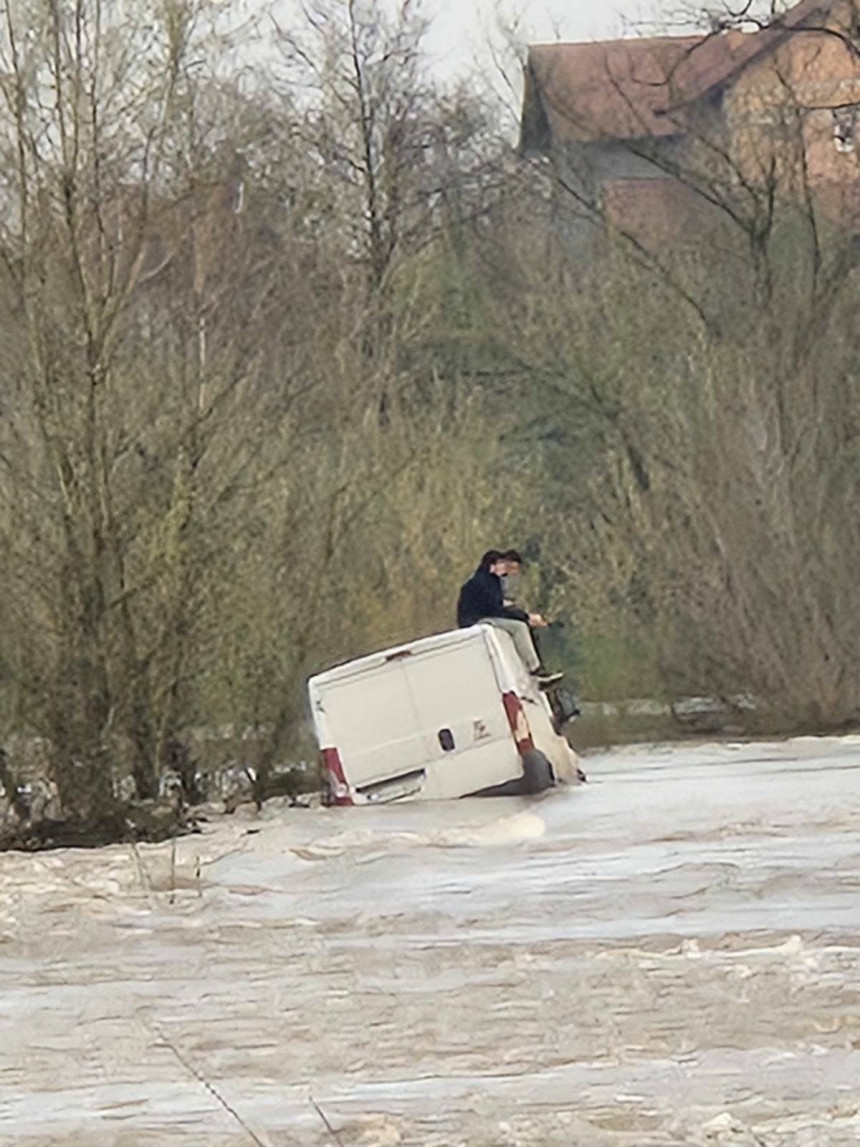 Nisu željeli slušati upozorenja, ali spaseni sa kombija