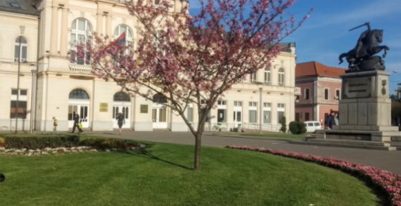 Сунчано и топло вријеме, на југу пролазна облачност