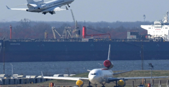 Žena se porodila u avionu, dobila projedlog za ime bebe