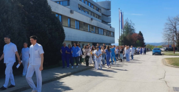 Protest medicinskih radnika u Prijedoru: "Hoćemo plate!"