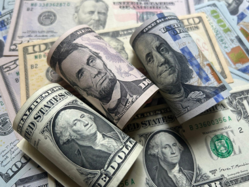 Američki dolar naglo oslabio, evo šta se dešava sa evrom