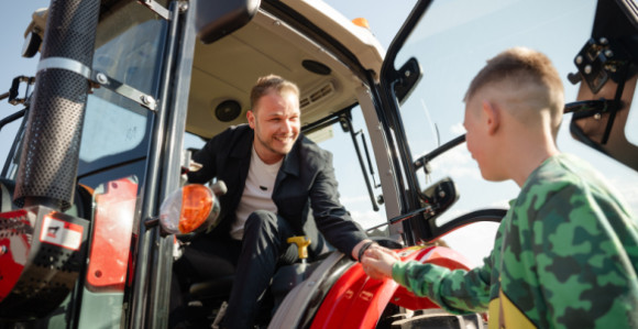 Stanivuković poklonio traktor porodici u Rogatici