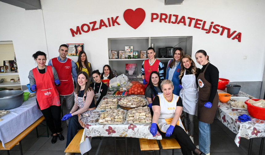 Zaposleni ATOS Banke pripremali hranu za korisnike ‘Mozaika prijateljstva’“   