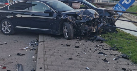 Бијељина: Изгубио контролу и ударио у паркирана возила