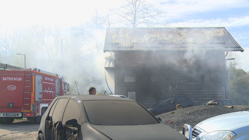 Локализован пожар, горио ауто-сервис и поткровље куће