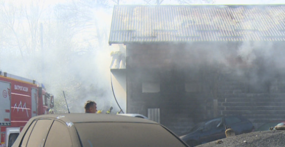 Локализован пожар, горио ауто-сервис и поткровље куће