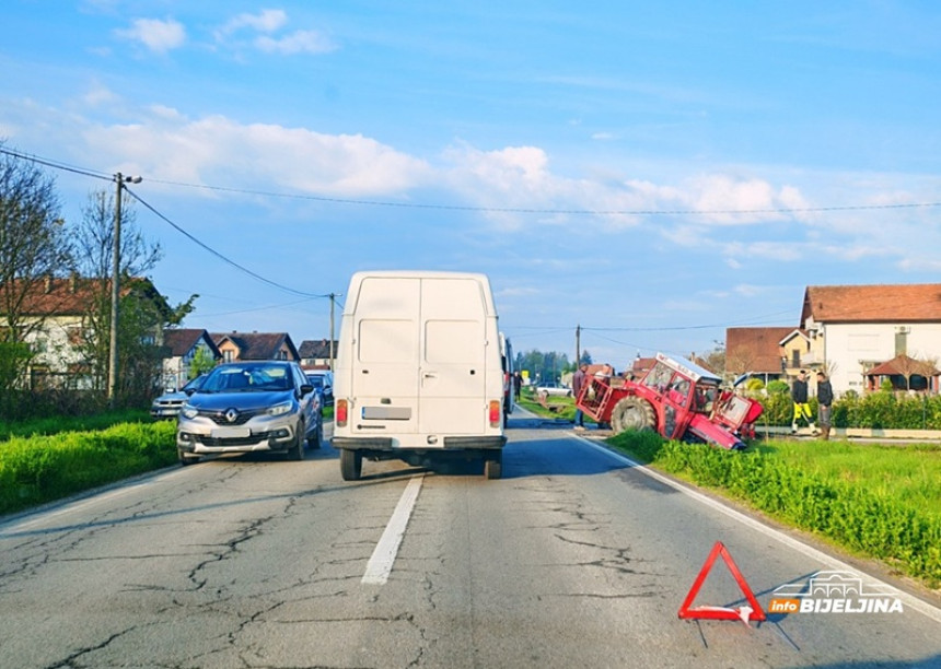 Povrijeđen vozač u udesu vozila i traktora u Bijeljini