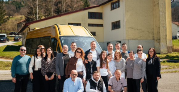 Stanivuković uručio kombi Udruženju "Zagrljaj" iz Istočnog Sarajeva